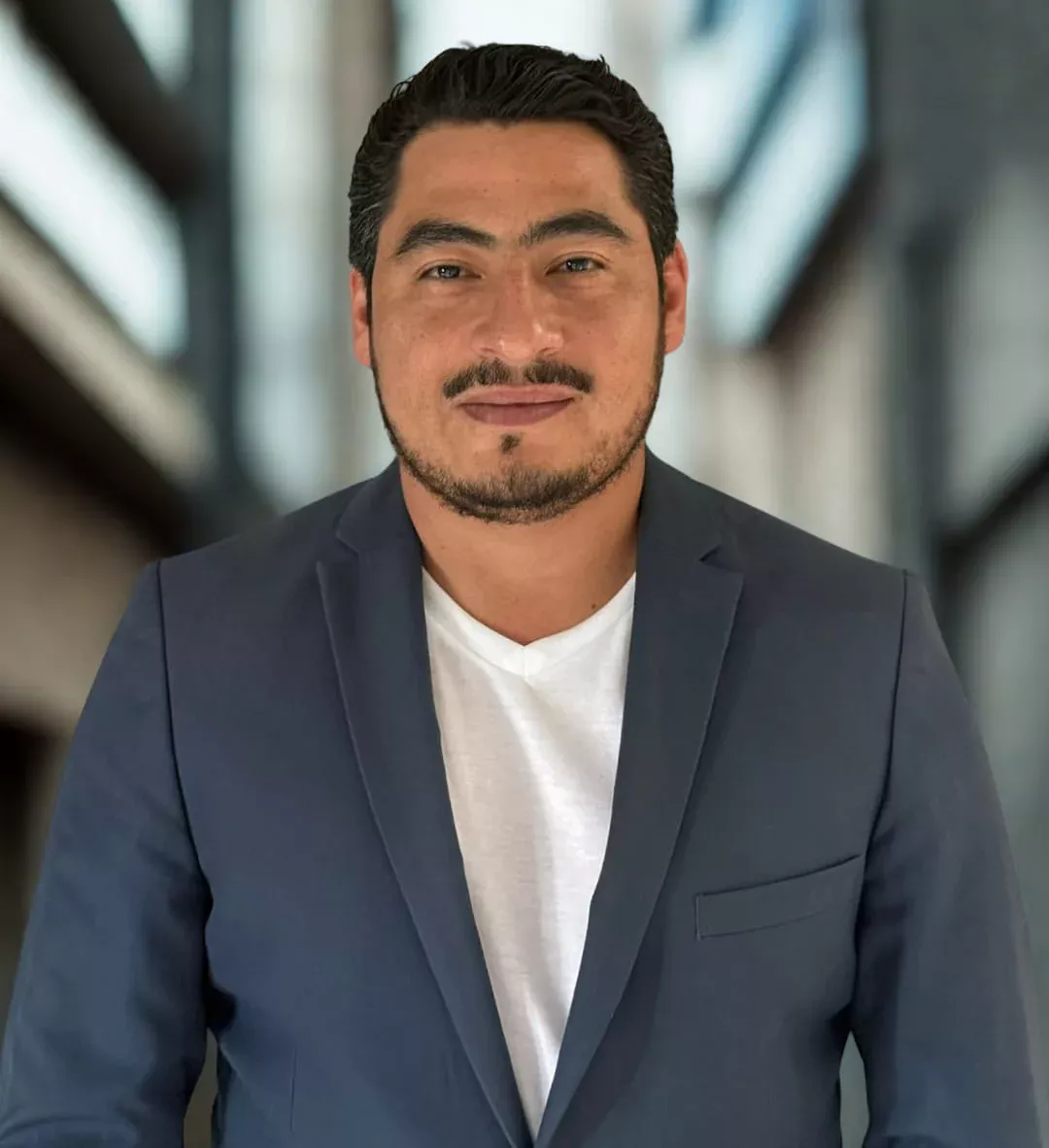 Edder Palafox en su oficina