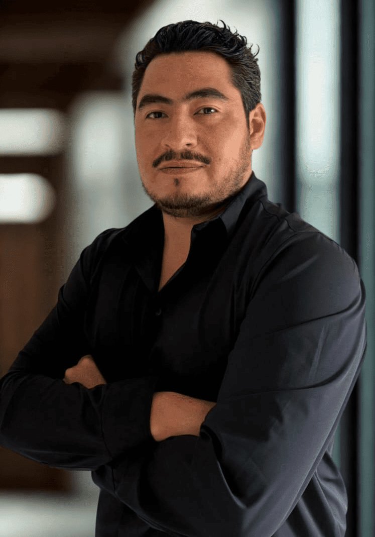 Edder Palafox en su oficina